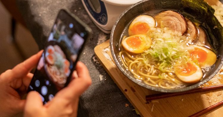 Ramen bikinan sendiri yang menggugah selera (Arigato Travel).