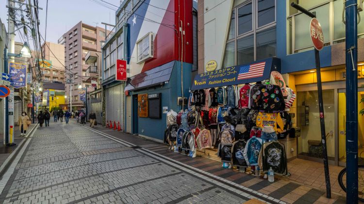 Belanja barang-barang berkesan di Dobuita Shopping Street.