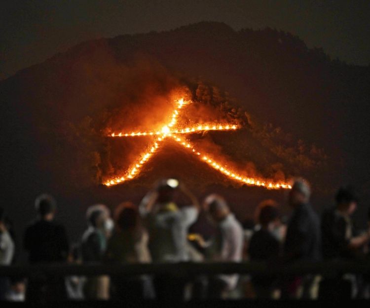 Karakter 'dai' yang muncul saat Festival Daimonji (Kazuki Yamazaki/Mainichi).