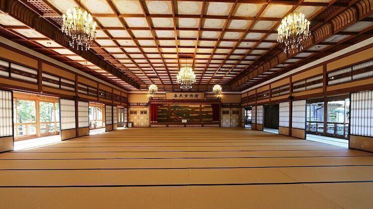 Bagian utama Hinjitsukan dengan lantai berlapis 120 tatami (Japan Guide).