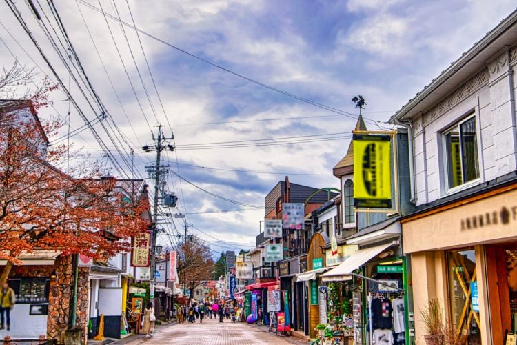 Karuizawa Ginza yang dipenuhi oleh toko-toko (Karuizawa Tourist Association)