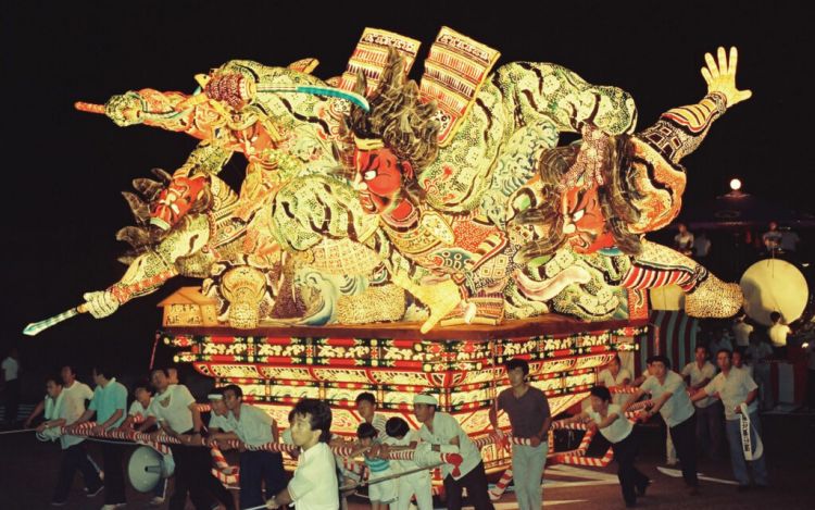 Kendaraan hias raksasa yang memenuhi rute parade Hirosaki Neputa Festival.