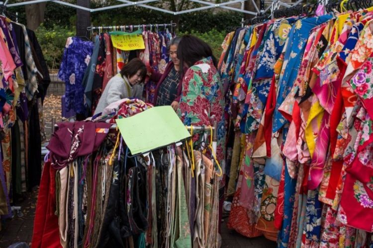 Kimono vintage yang bisa kamu dapatkan saat berbelanja di Oedo Antique Market (Japan Travel).