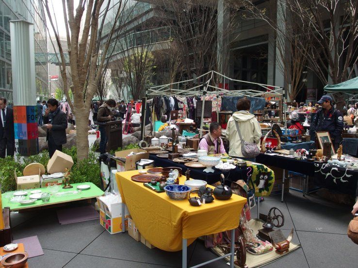 Para penjual yang menjajakan barang antik di Oedo Antique Market (Japan Travel).