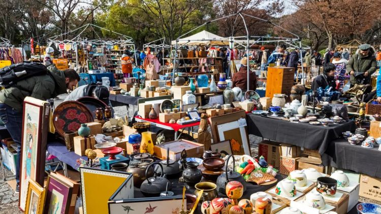 Belanja barang antik di Oedo Antique Market (Alamy via Conde Nast Traveler).