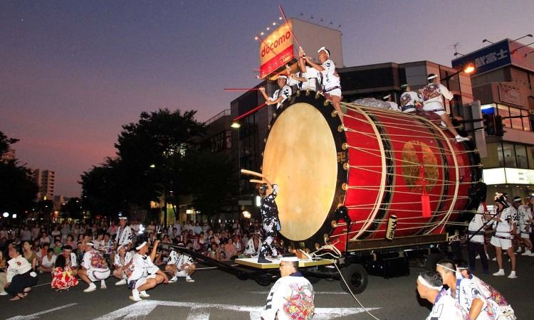 Taiko raksasa yang mengiringi jalannya parade (Amazing Aomori).