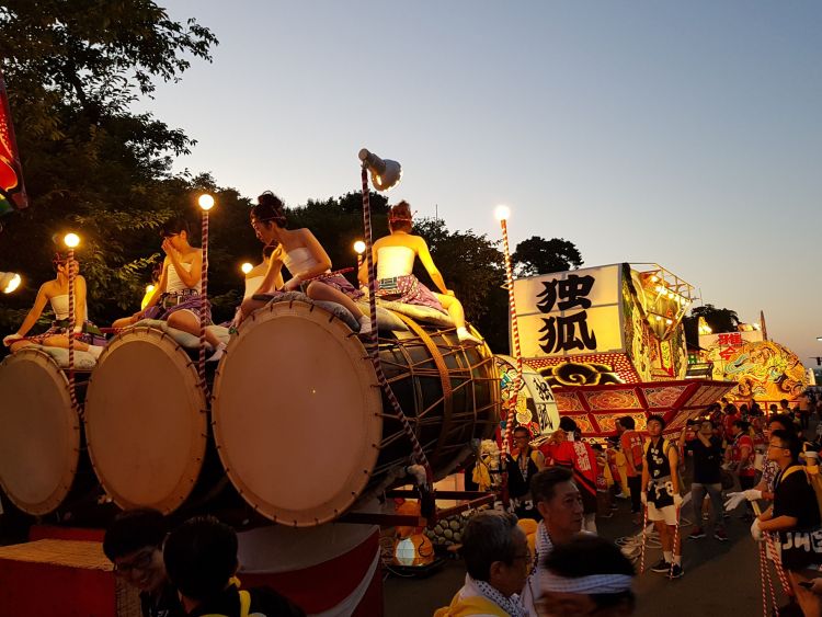 Permainan taiko yang berselaras sepanjang parade berlangsung (Japan Cheapo).