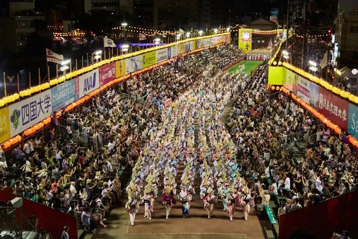 Keramaian yang terbentuk di pusat kota Tokushima saat Festival Awa Odori berlangsung.