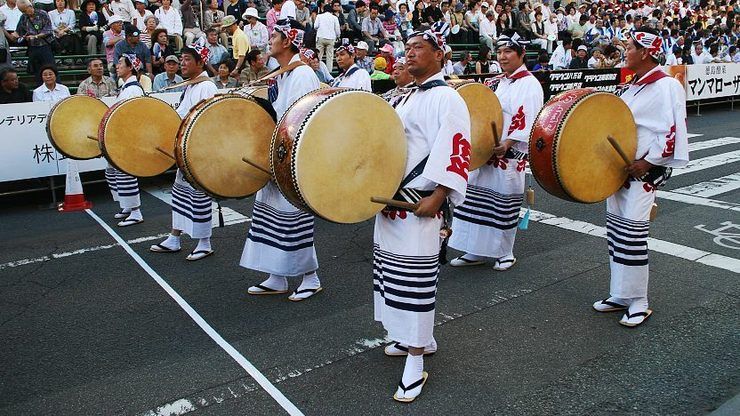 Pertunjukan drum seru yang bisa dilihat siang hari (Japan Travel).