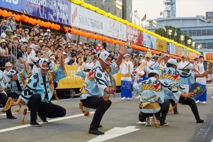 Warna-warni kostum tarian Awa Odori dengan gerakan yang menarik (JNTO via matcha-jp.com).