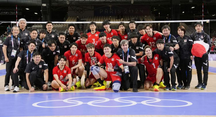 Timnas voli putra Jepang berfoto di South Paris Arena setelah pertandingan usai (Kyodo).