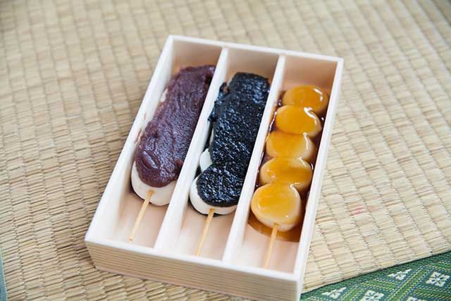 Dango lezat dengan cara penyajian yang unik (Japan Travel by NAVITIME).