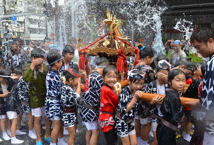 Anak-anak sedang menikmati Fukagawa Hachiman Matsuri (Go Tokyo)