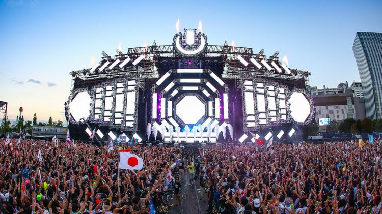 Keramaian penonton yang menonton Ultra Japan (DJ Mag).