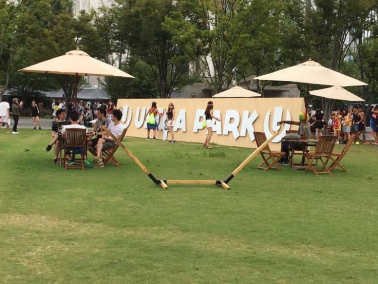 Bersantai seru di area taman terbuka yang ada di Ultra Japan (Angela Benkucs/TokyoCheapo).