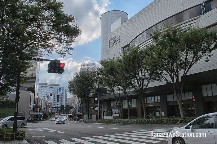 jalan utama di distrik komersial dan bisnis pusat Kanazawa