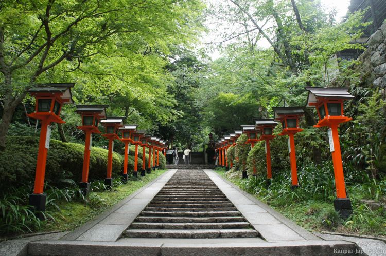 Naiki tangga di Gunung Kurama untuk menembus hutan ke kota Kibune (Kanpai Japan).