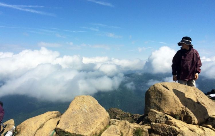 Lautan awan yang bisa dilihat dari puncak Gunung Shibutsu (Victoria Vlisides via GaijinPot Travel).