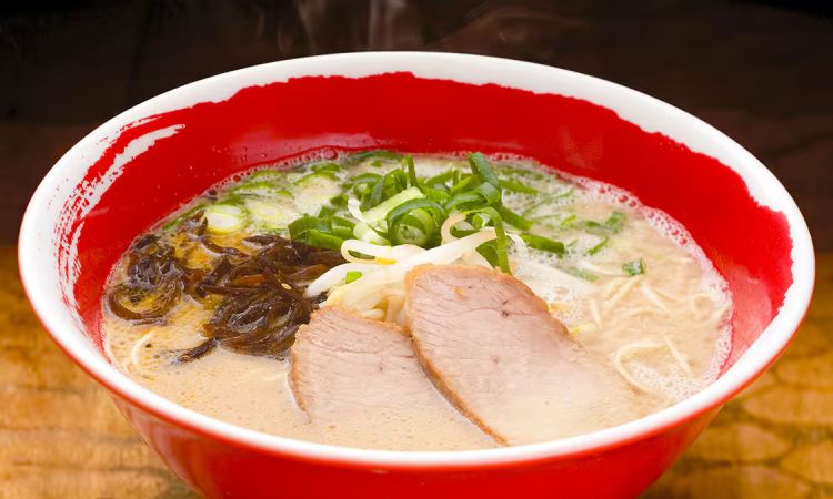 Ramen Hakata yang lezat dan terlihat menggiurkan (ana.co.jp).