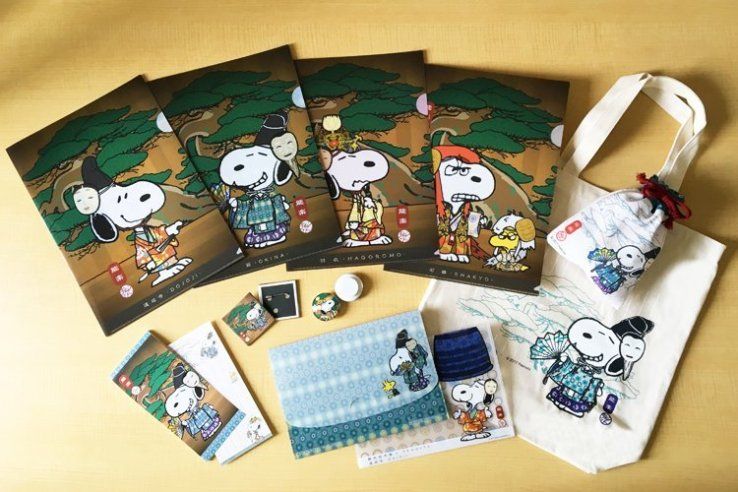 Souvenir yang menampilkan kolaborasi Snoopy dan Kanze Noh