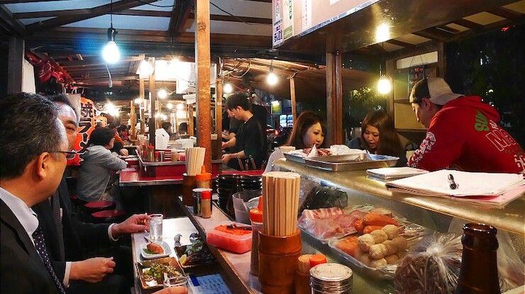 Suasana di kedai yatai saat malam hari (Japan Guide).