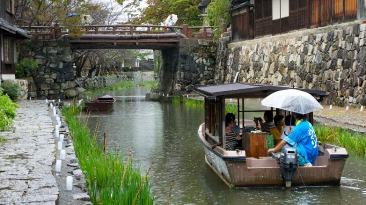 Serunya naik kanal di Omihachiman (go.biwako/CC BY-SA 2.0 via Japan Travel).