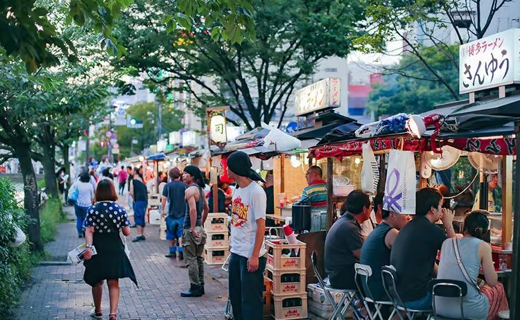 Kedai kaki lima di sepanjang Sungai Nakagawa yang mulai dipadati saat malam menjelang (mystays.com).