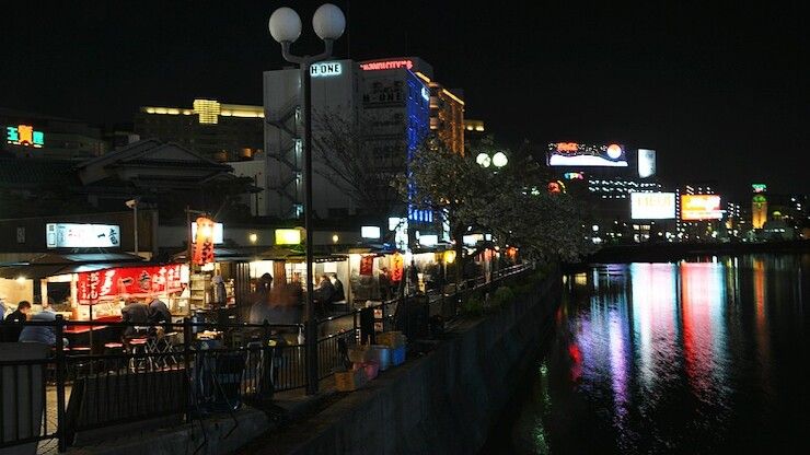 Distrik Nakasu di malam hari (Japan Guide).