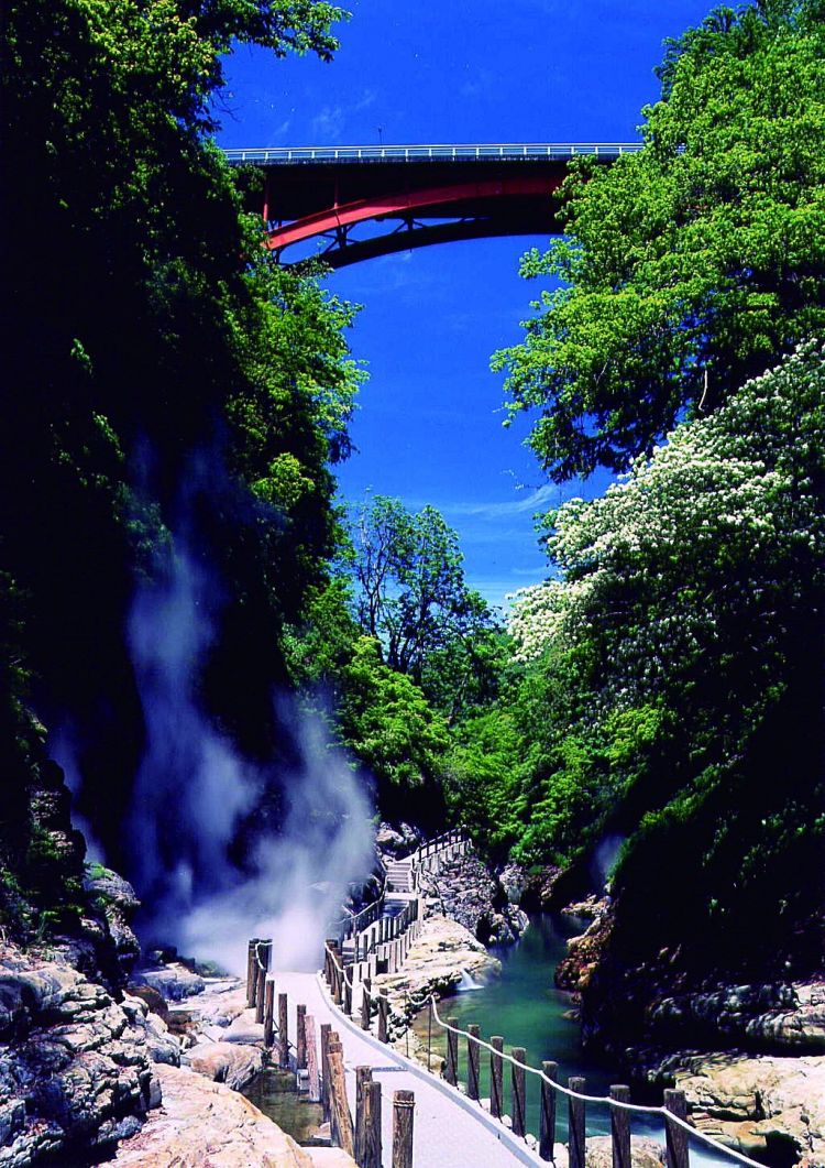 Uap yang mengepul dari sungai air panas akibat aliran panas alami (tohokukanko.jp).