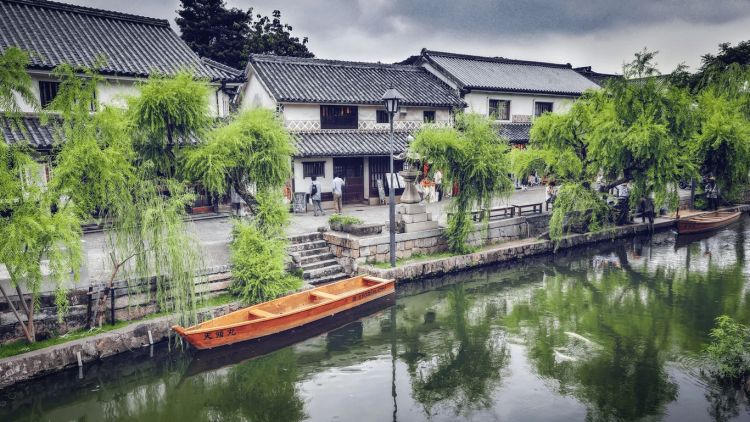 Kanal Kurashiki dengan pemandangan bangunan desa.