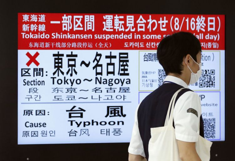 Pengumuman pembatalan layanan Tokaido Shinkansen di Stasiun JR Tokyo (Kyodo).