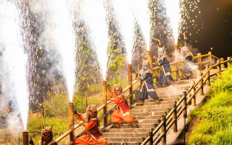 Parade iblis di Noboribetsu Jigoku Matsuri (aki/PIXTA via GaijinPot Travel).