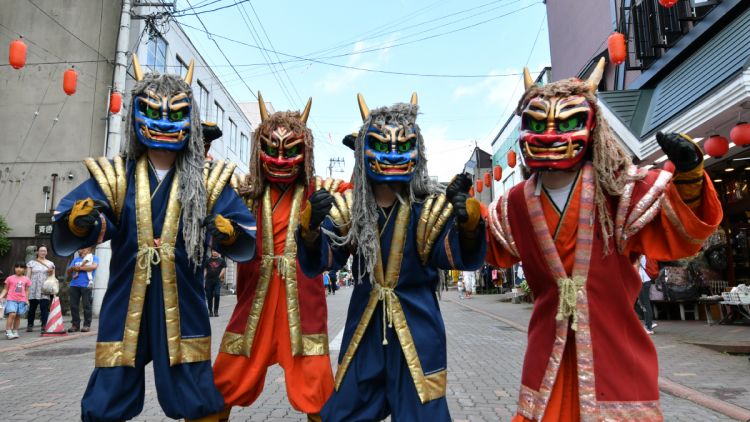 Keseruan peserta festival yang berdandan bak iblis (noboribetsu-spa.jp).