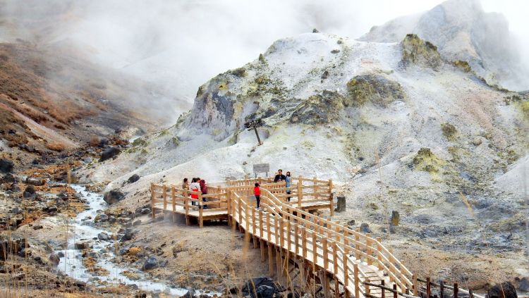 Pesona alam yang ada di Noboribetsu Jigokudani (noboribetsu-spa.jp).