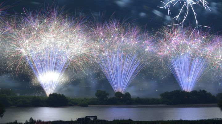 Kemeriahan kembang api di Tonegara Fireworks Festival (Ikidane Nippon).