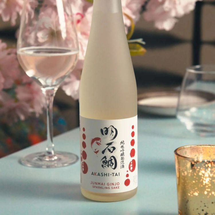 Akashi-Tai Junmai Sparkling Sake yang cocok diminum sambil menikmati Sashimi.