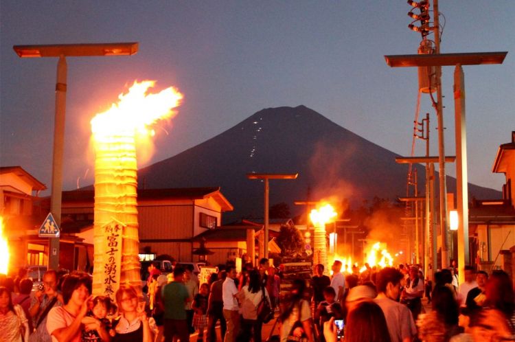 Obor raksasa yang memeriahkan Yoshida Fire Festival (Oh! Matsuri).