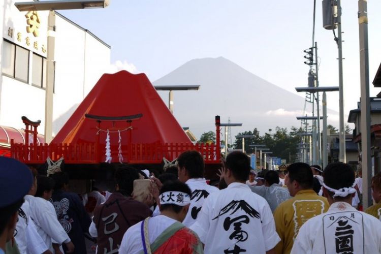 Mikoshi Oyama yang mirip dengan bentuk Gunung Fuji (Oh! Matsuri).