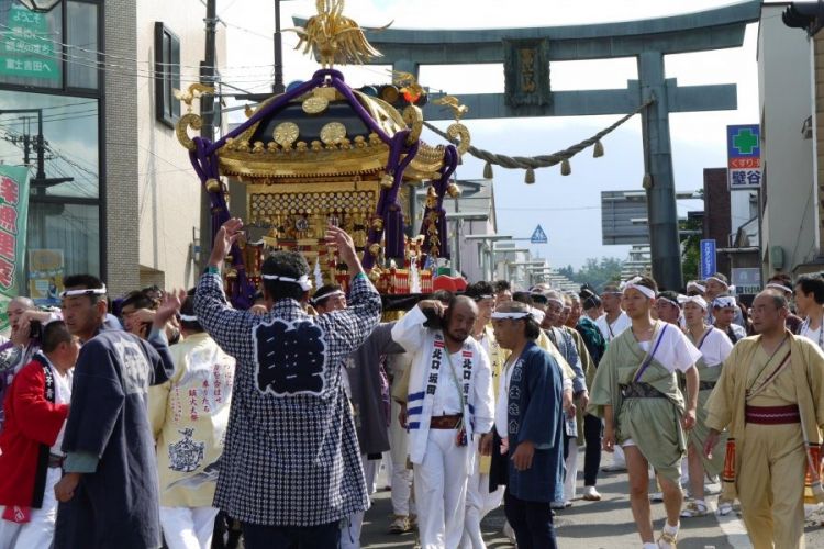 Arak-arakan mikoshi selama festival berlangsung (fujiyoshida.net).