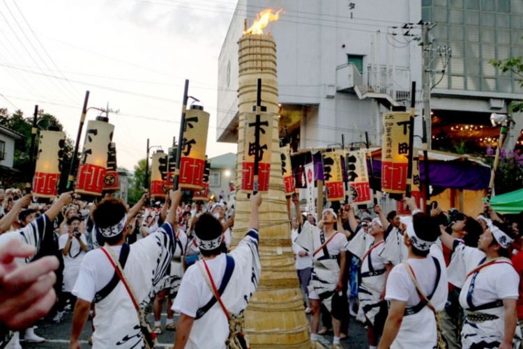 Obor raksasa yang mulai dinyalakan saat festival berlangsung (Oh! Matsuri).