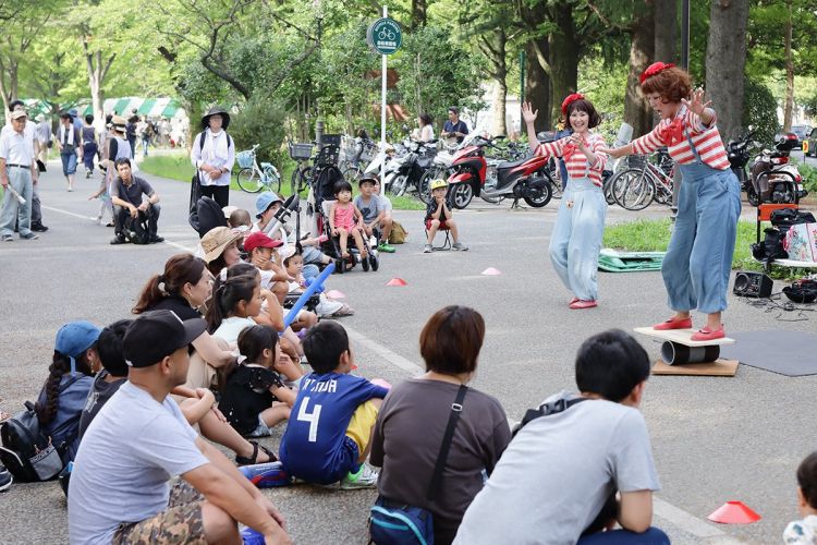 Keseruan saat Jozenji Street Jazz Festival (j-streetjazz.com).