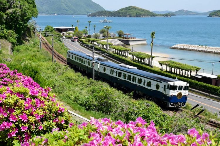 Pemandangan laut yang akan dilihat dari kereta etSETOra (Setouchi Travel).