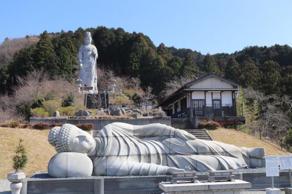 Patung Buddha yang ada di Tsubosaka-dera (Kansai Odyssey).