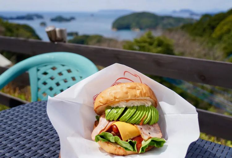 Burger Sasebo, resep burger ala marinir Amerika Serikat (Visit Kyushu).