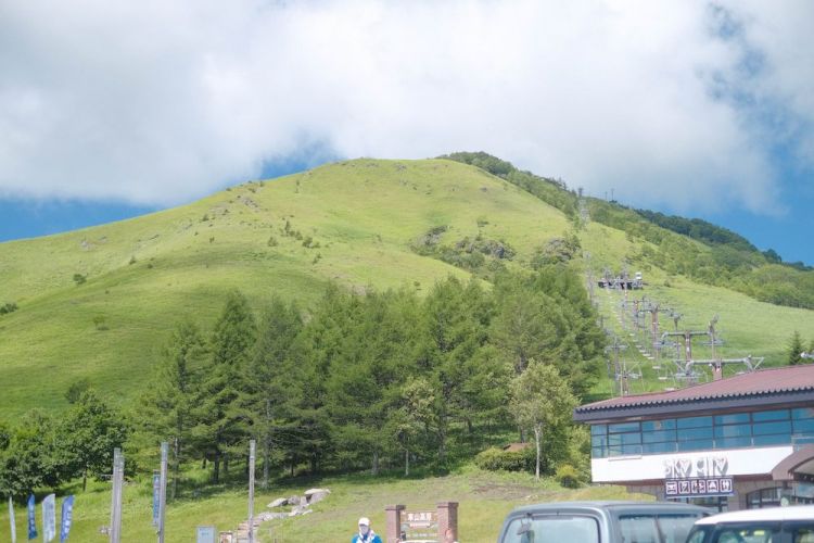 pengunjung bisa menaiki mountain lift menuju Gunung Kurumayama