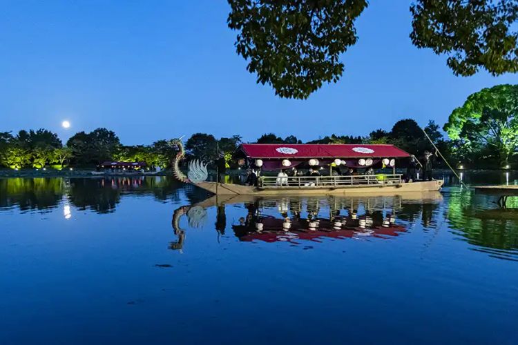 Melihat pantulan bulan di danau (enjoy-osaka-kyoto-kobe.com).