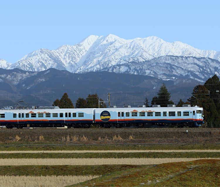 Kereta wisata The Story of 13.000 Feet dengan latar Pegunungan Tateyama (13000story.com).