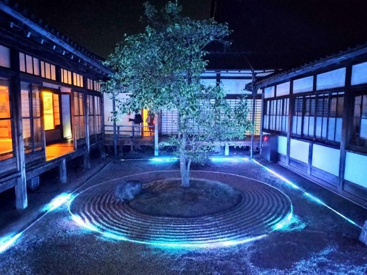 Cahaya iluminasi akan menerangi Kuil Kennin-ji (Zen Night Walk Kyoto Official Site)