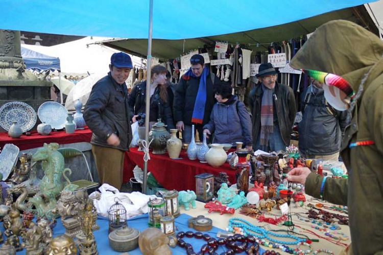 Barang unik dan antik yang ada di Toji Temple Flea Market (Japan Experience).