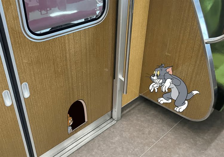 Kamu bisa menemukan stiker bergambar Tom and Jerry di bagian interior kereta (Hankyu Railway)